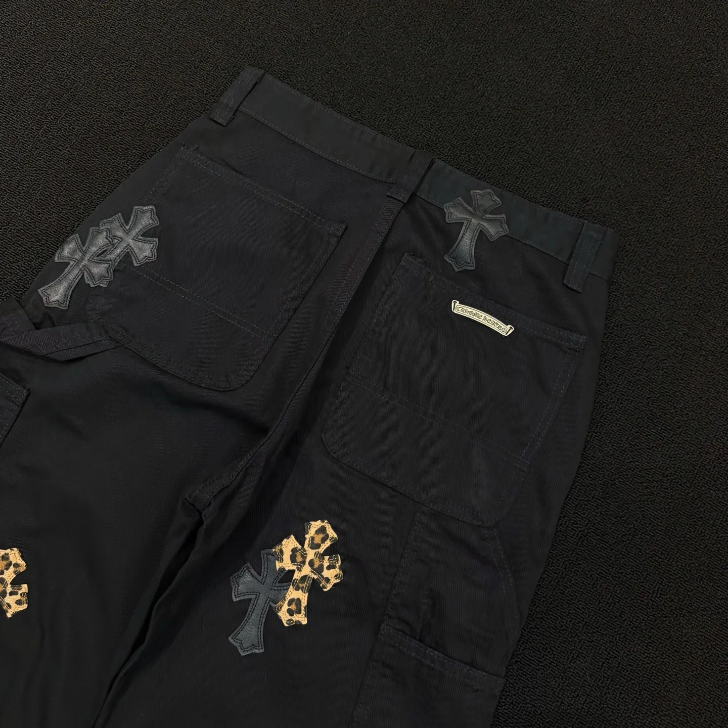 P280 Style number: D363 Chrome Hearts Chrome Hearts straight-cut logging overalls Color #Black Size #S-Xxl (28 30 32 34 36) 28 Waist 74 Hip 102 Length 101 30 Waist 78 Hip 106 Length 102 32 Waist 82 Hip 110 Length 103 34 Waist 86 Hips 114 Pants Length 104 36 Waist 90 Hips 118 Pants Length 106 Heavy canvas material This pants type was first created by Carhartt. With the development of the times, it has been reinterpreted by many brands. This Crow Heart logging overalls are based on the Carhartt pants with some improvements and added elements‼ ️